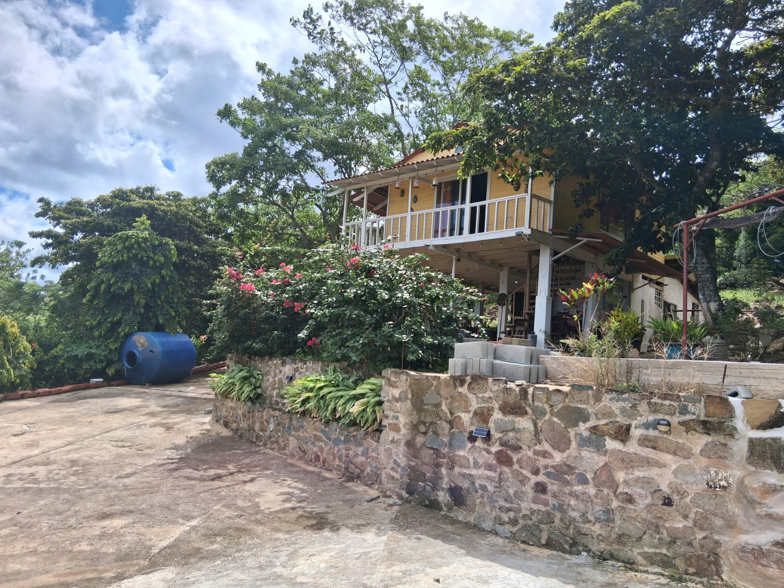 Casa de Madera de 2 Pisos con Terreno de 4,262 m² en Chepo, Panamá