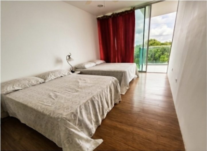 Recámara con ventanal y acceso a balcón – apartamento en alquiler Bala Beach, Colón, Panamá