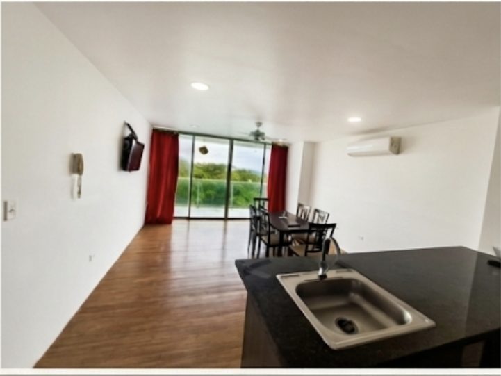 Sala, comedor y cocina con barra de granito – apartamento en alquiler Bala Beach, María Chiquita